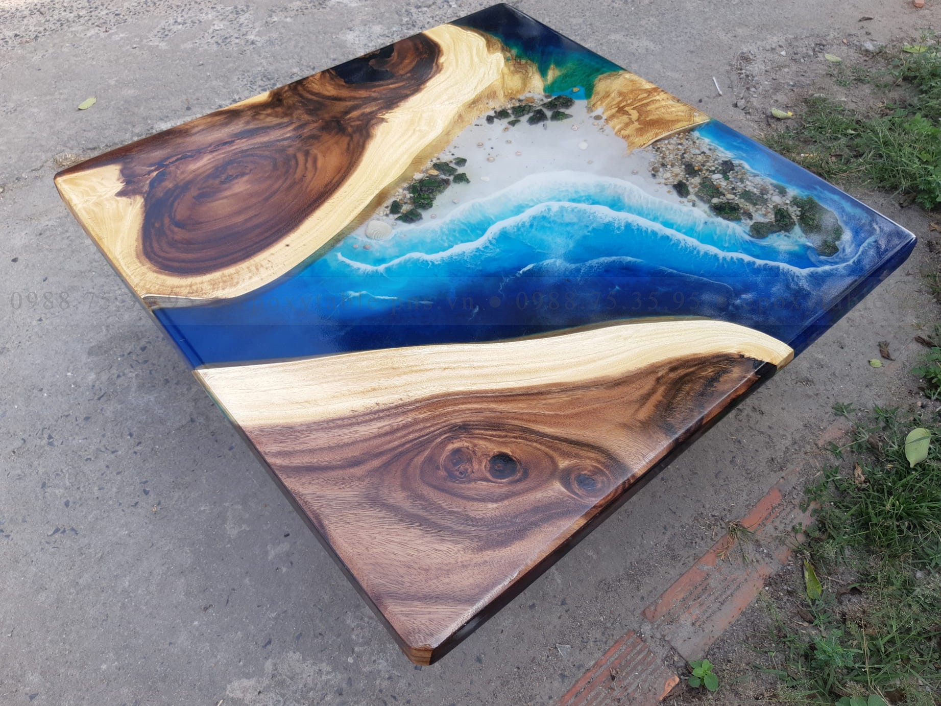 ban-cafe-epoxy-kieu-bai-bien-loai-vuong